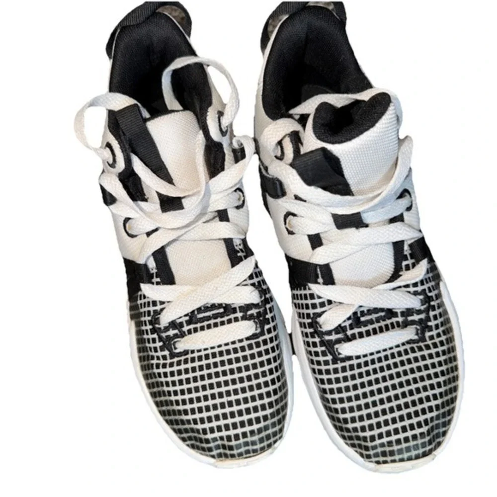 Size 3.5 Y Nike LeBron Witness 7 Low White Black       ‎   1703